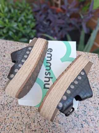 Sandalias emmmshu cuña negras y beige