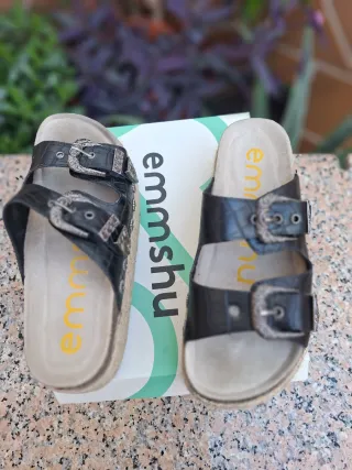 Sandalias emmmshu cuña negras y beige