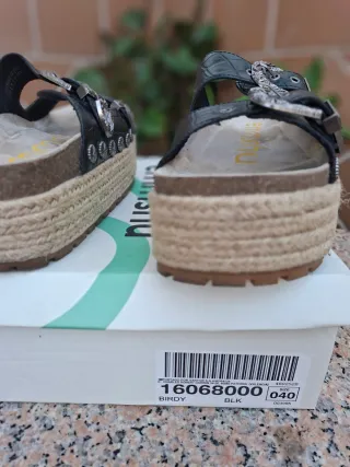 Sandalias emmmshu cuña negras y beige