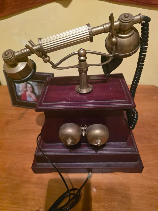 Teléfono antiguo de sobremesa que se puede conecta