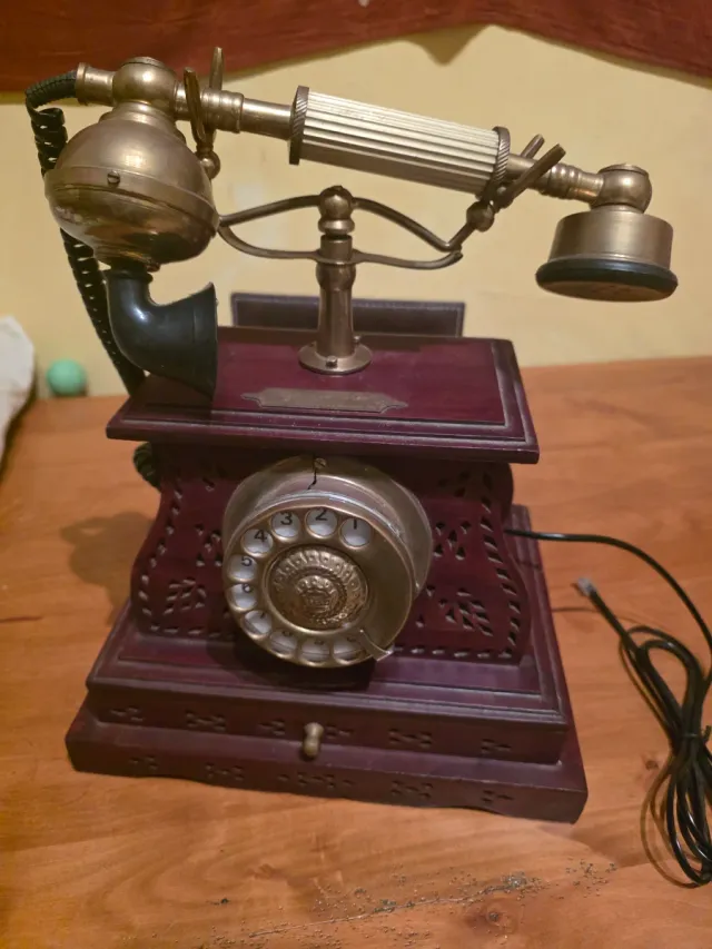 Teléfono antiguo de sobremesa que se puede conecta