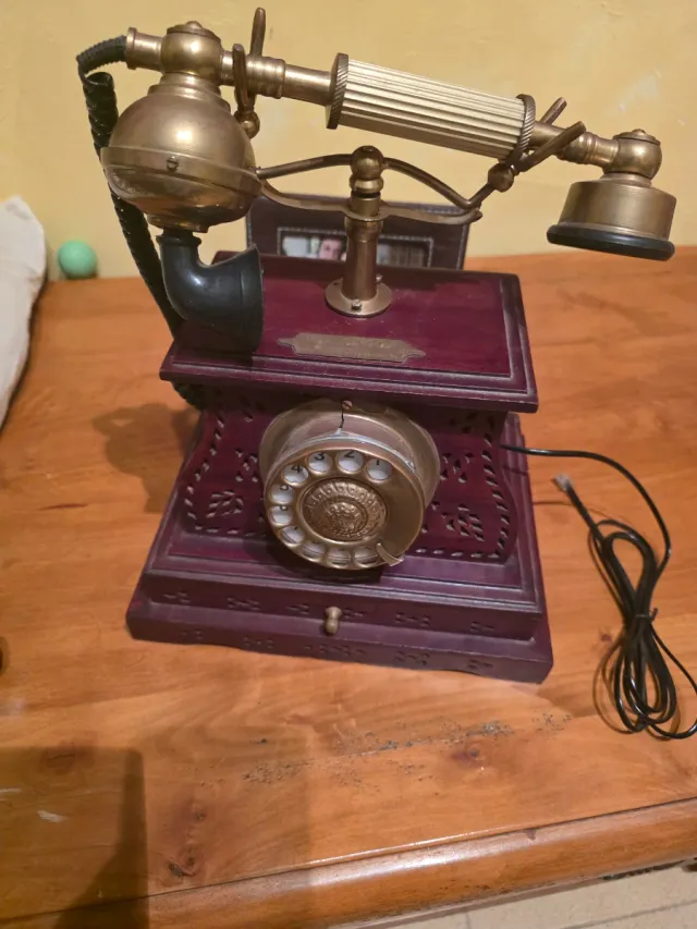 Teléfono antiguo de sobremesa que se puede conecta