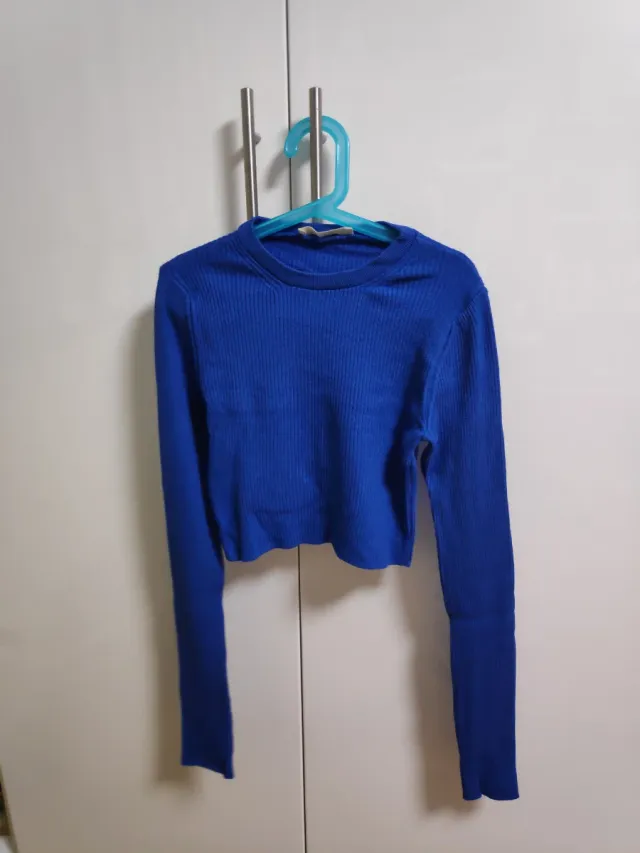 Camiseta azul de manga larga