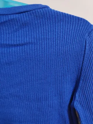 Camiseta azul de manga larga