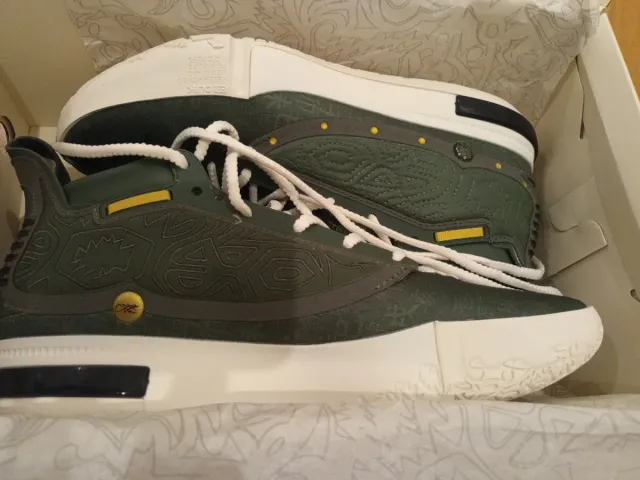 Zapatillas de baloncesto sin estrenar