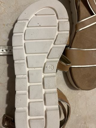 Sandalias de mujer marrones y doradas