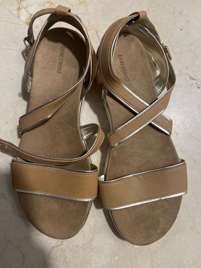 Sandalias de mujer marrones y doradas