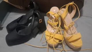 Zapatos de tacón negros y sandalias amarillas