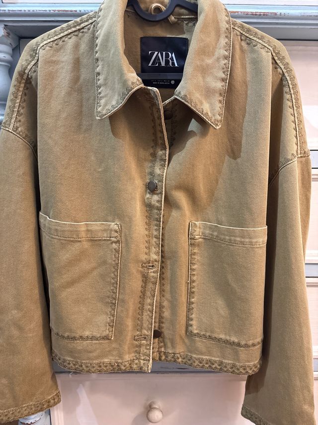 Chaqueta Zara verde oliva claro Mujer. Da talla