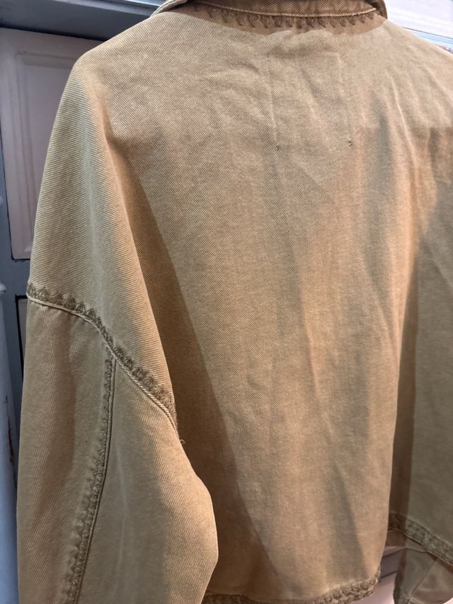 Chaqueta Zara verde oliva claro Mujer. Da talla