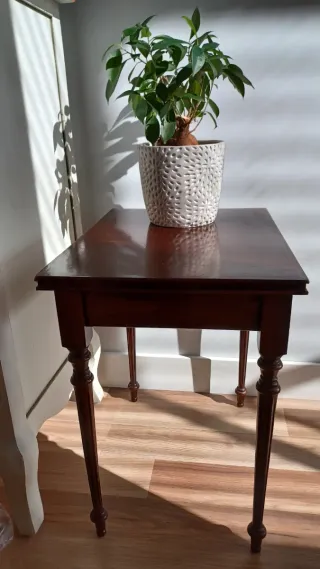 Mesita auxiliar madera maciza diseño atemporal