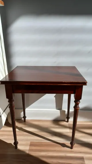 Mesita auxiliar madera maciza diseño atemporal