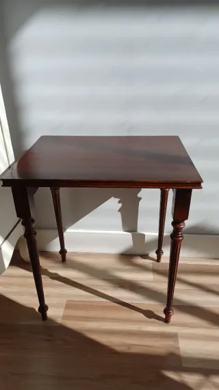 Mesita auxiliar madera maciza diseño atemporal