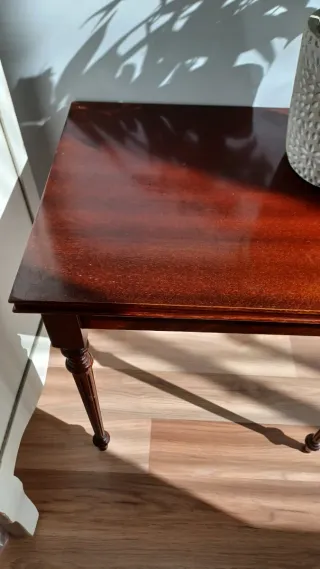 Mesita auxiliar madera maciza diseño atemporal