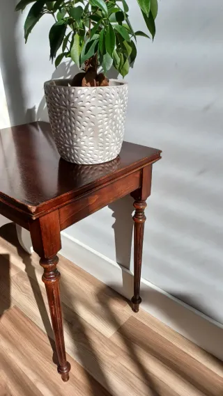 Mesita auxiliar madera maciza diseño atemporal