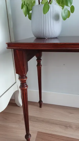 Mesita auxiliar madera maciza diseño atemporal