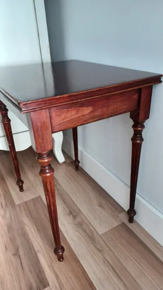 Mesita auxiliar madera maciza diseño atemporal