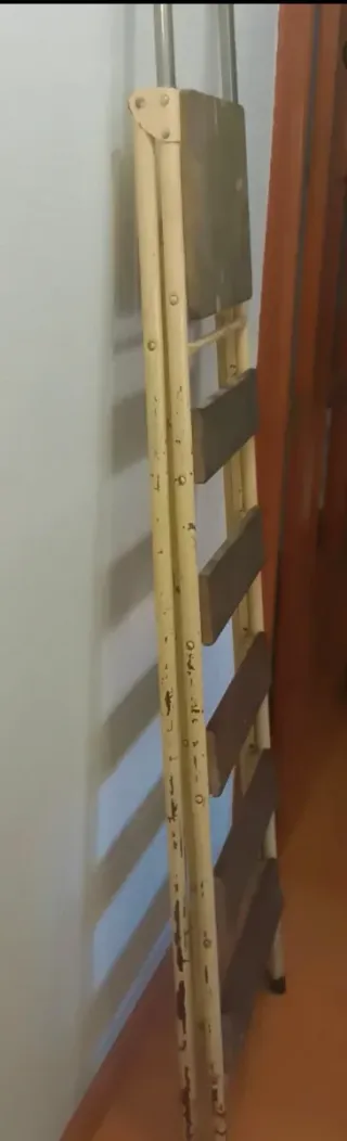 Escalera plegable metálica madera