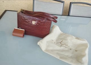 Bolso charol marrón, sin estrena. Regalo monedero