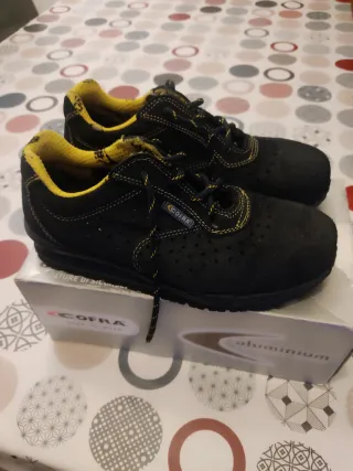 Zapatillas seguridad Cofra mujer negras y amarilla