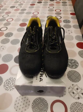 Zapatillas seguridad Cofra mujer negras y amarilla