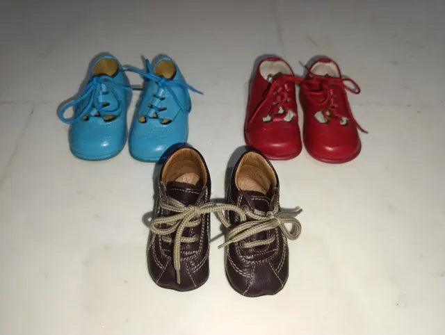Zapatos de bebé de piel.