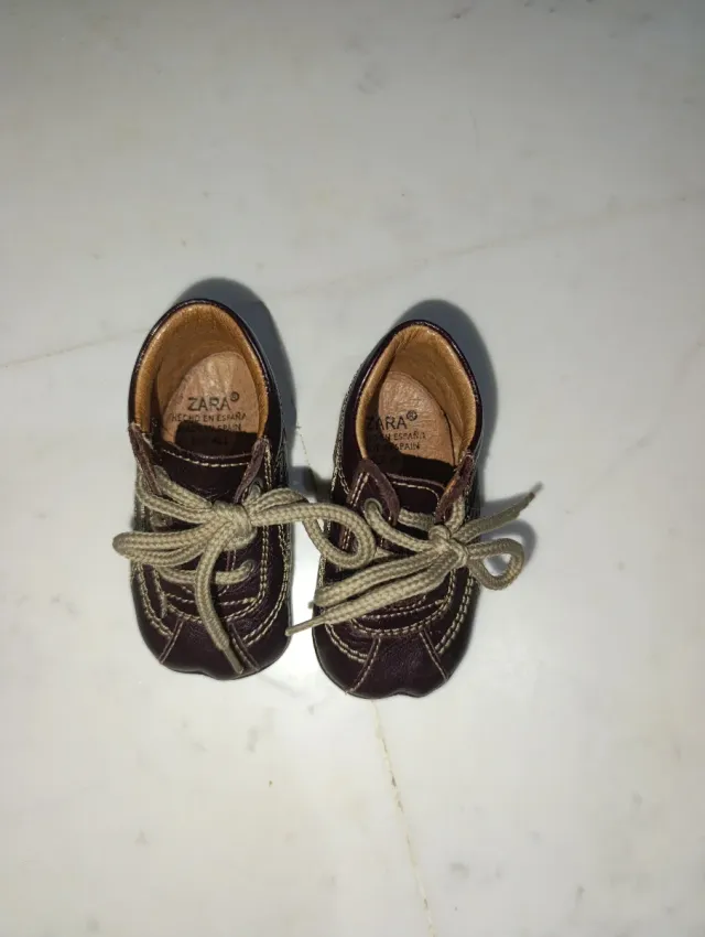 Zapatos de bebé de piel.