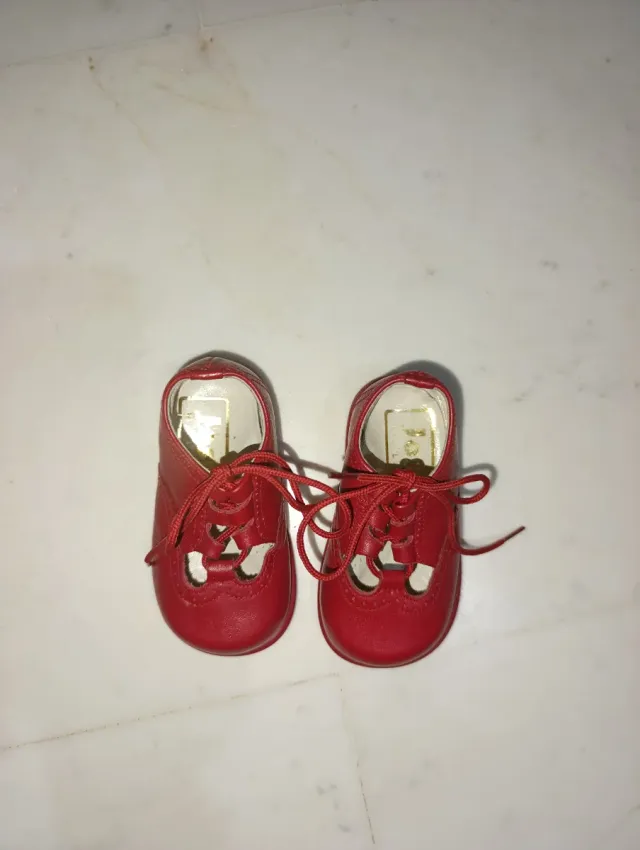 Zapatos de bebé de piel.