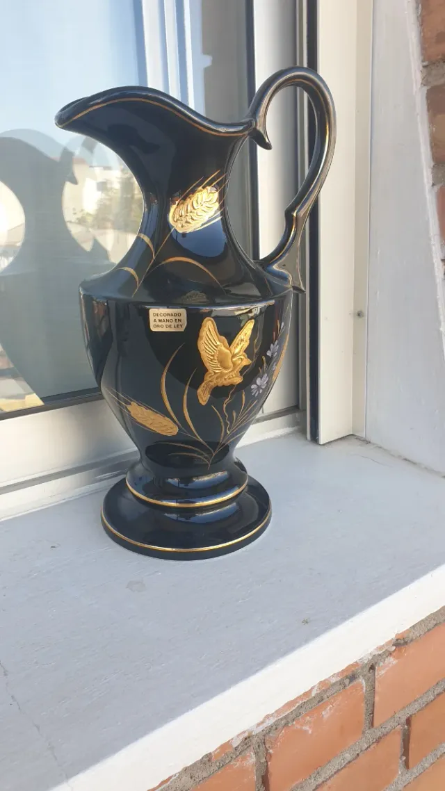 Vaso di porcellana nero con decorazione dorata