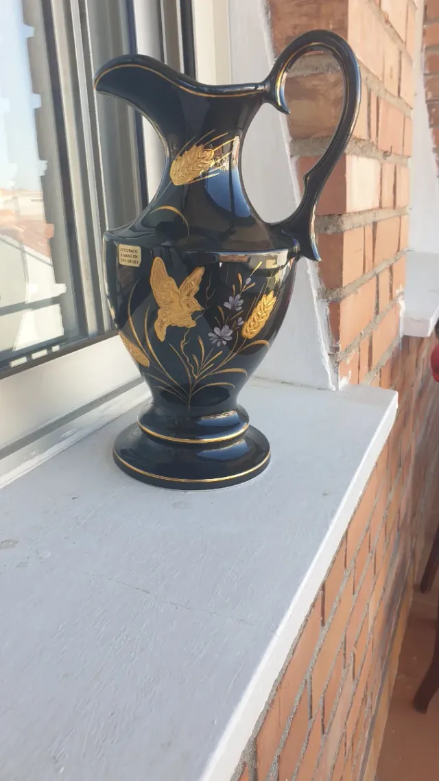 Vaso di porcellana nero con decorazione dorata