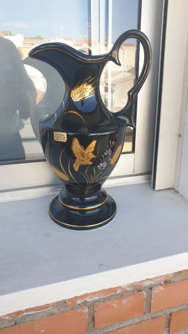 Vaso di porcellana nero con decorazione dorata