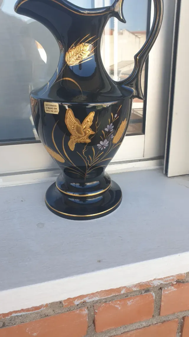 Vaso di porcellana nero con decorazione dorata