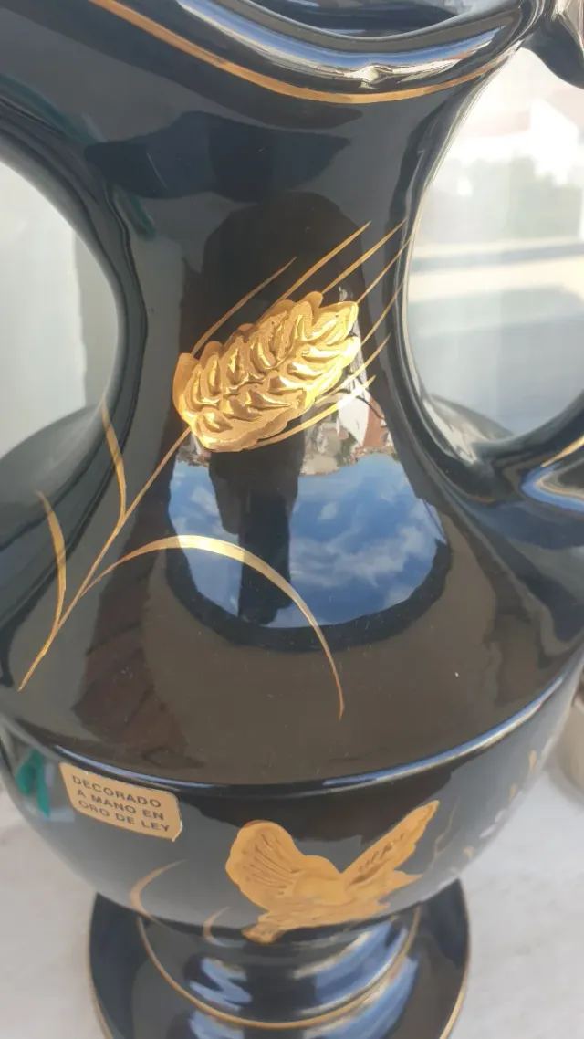 Vaso di porcellana nero con decorazione dorata