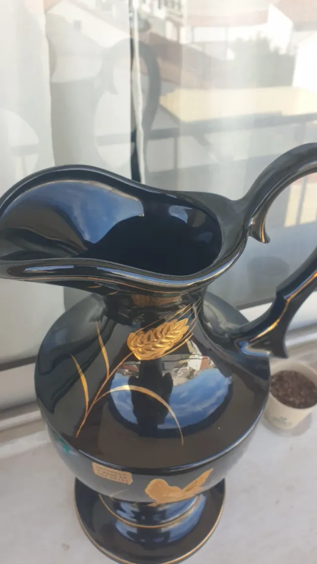 Vaso di porcellana nero con decorazione dorata