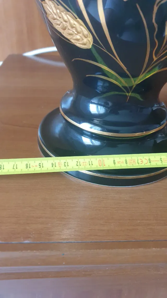Vaso di porcellana nero con decorazione dorata