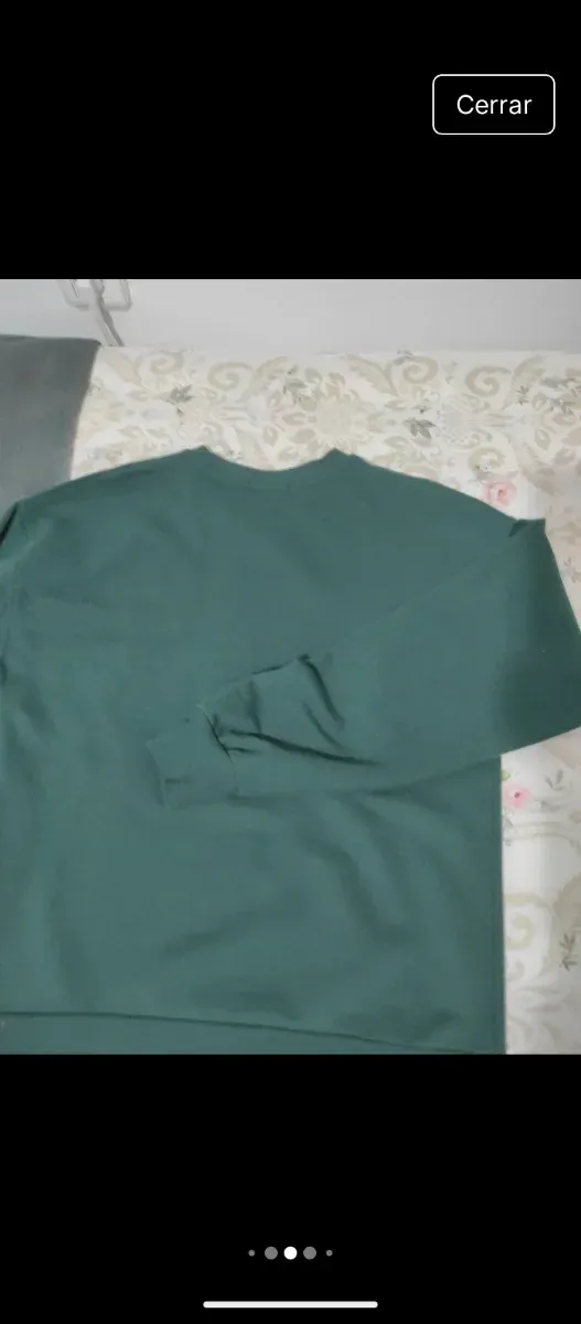 Sudadera Stradivarius verde.