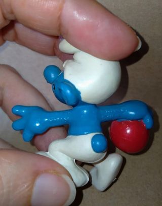 Puffo originale. Puffo vintage. Puffo con palla.