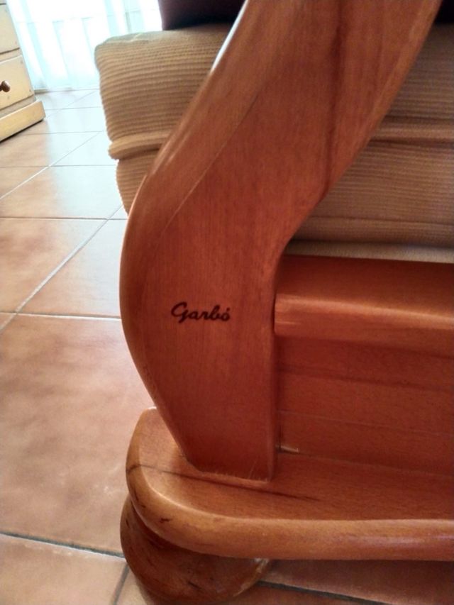 Sofá de 3 plazas y sillónes individuales