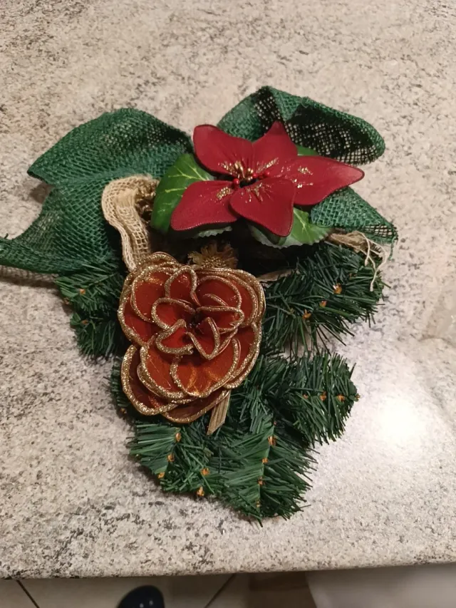 Decorazione porta Natale fiori e pigne