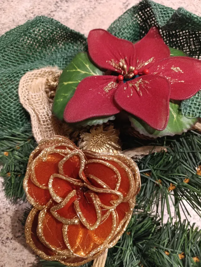 Decorazione porta Natale fiori e pigne