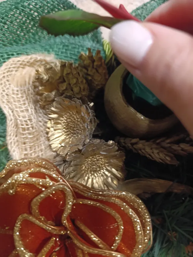 Decorazione porta Natale fiori e pigne