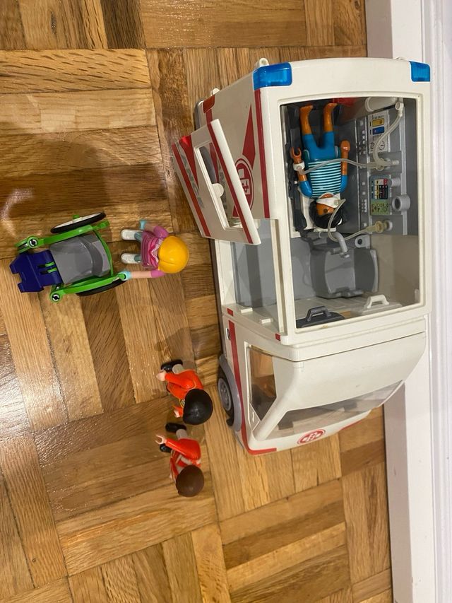 Ambulancia Playmobil con figuras