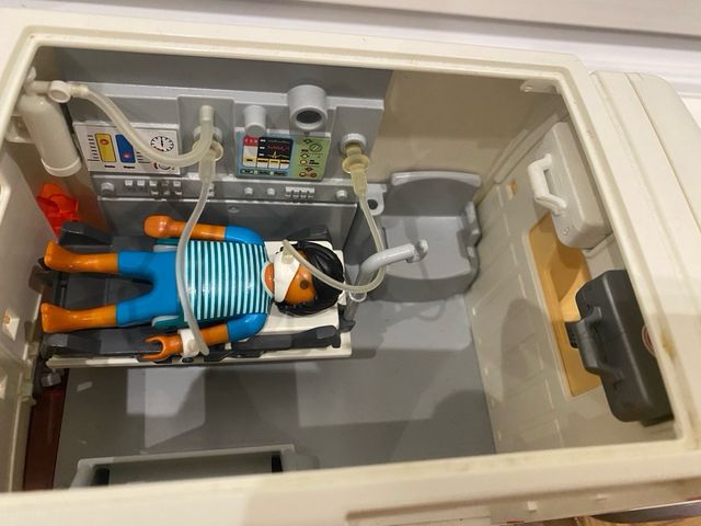 Ambulancia Playmobil con figuras