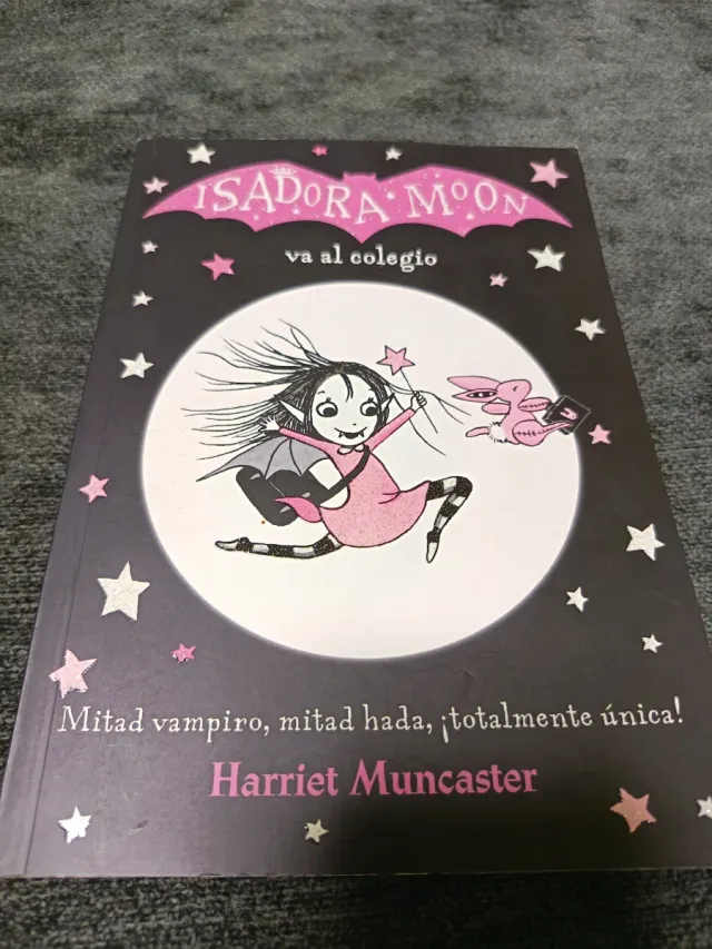 Isadora Moon va al colegio / Isadora Moon Goes ...