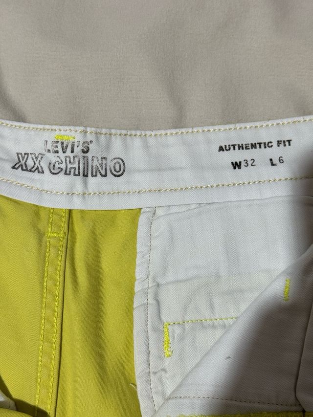 Pantalón corto Levi's amarillo