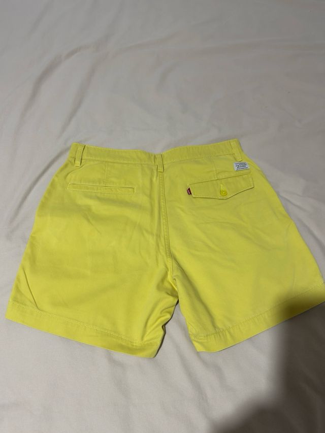 Pantalón corto Levi's amarillo