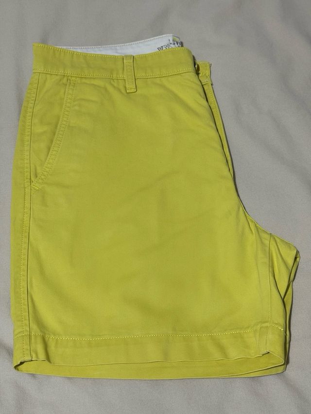 Pantalón corto Levi's amarillo
