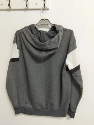 Sudadera gris y blanca talla S