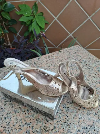 Zapatos Massimo dorados talla 40