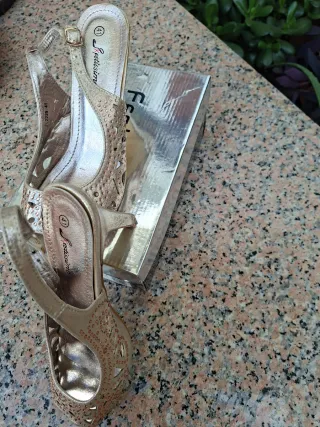 Zapatos Massimo dorados talla 40